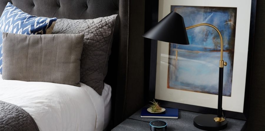 “Alexa, appelle le Room Service” : la voix pénètre dans les hotels