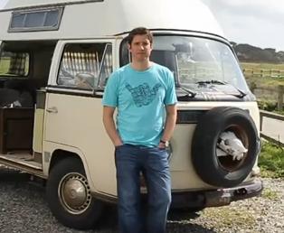 Nick Woodman Gopro devant son Van mythique
