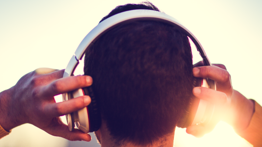 Près de 114 millions de podcasts écoutés en mars 2021, un record ! (Médiamétrie)