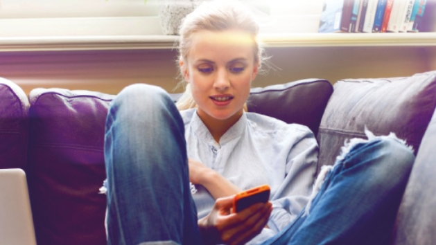 9 jeunes adultes sur 10 visitent les sites et applications bancaires (Médiamétrie)